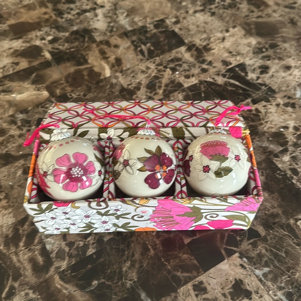 NEW GORGEOUS AUTHENTIC RETIRED VERA BRADLEY ORNAMENT SET